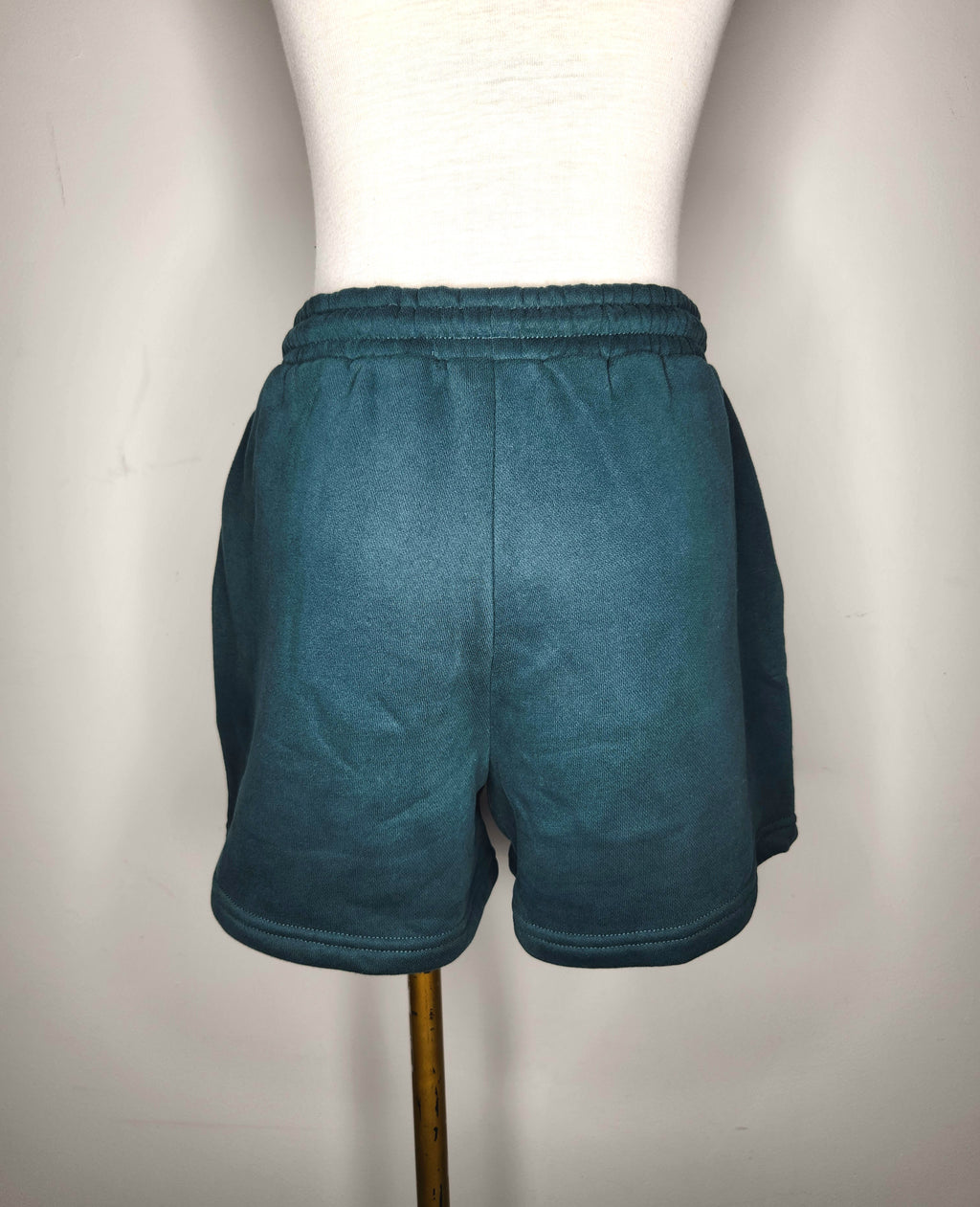 White Fox Fleece Lined Loose Fit Shorts (Size 6)