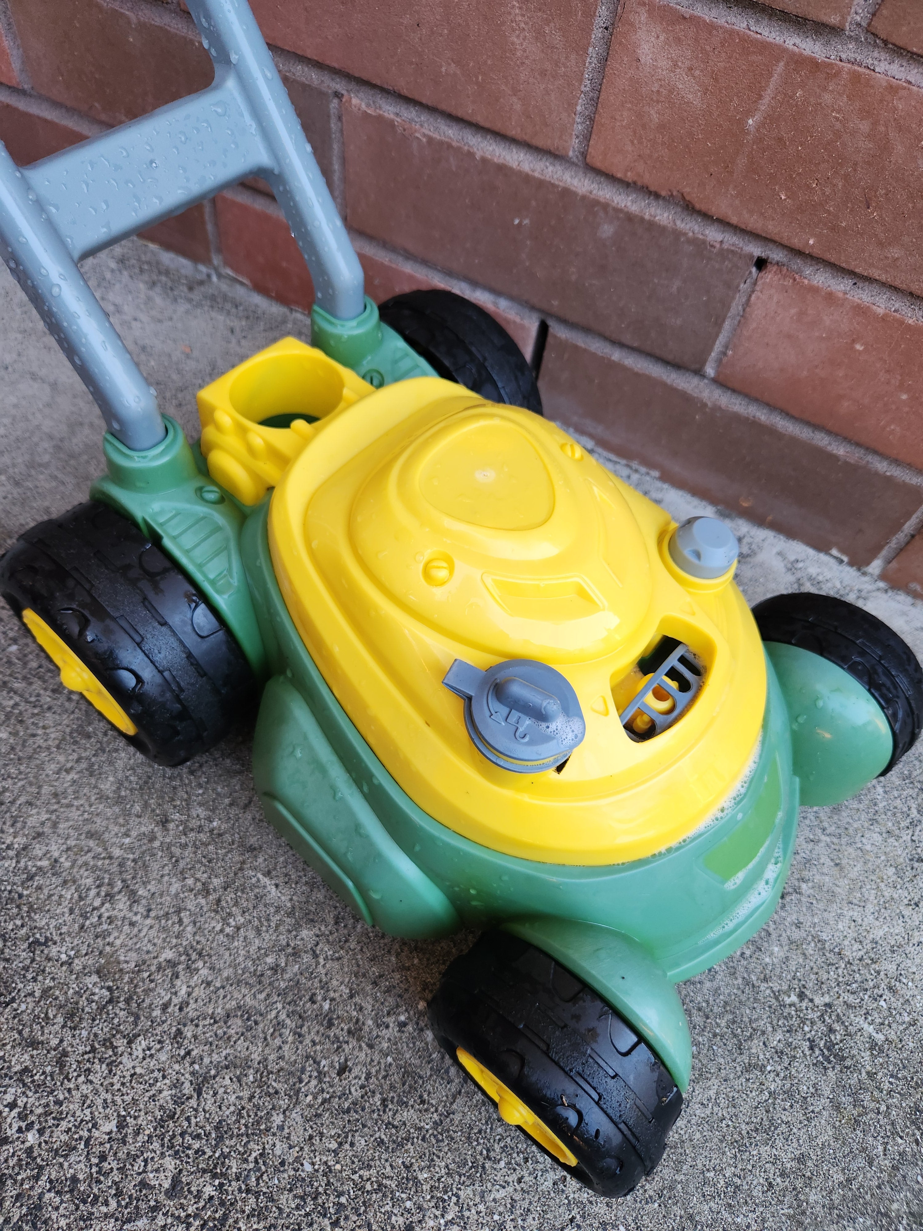 John Deere Plastic Bubble n Go Push Lawn Mower (flaw)